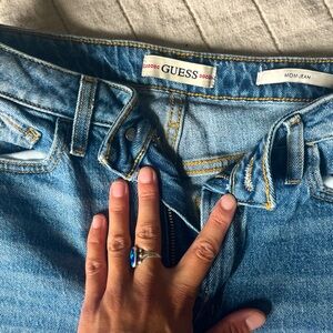 GUESS Women’s Mom Jean, Pipe Jeans / 26